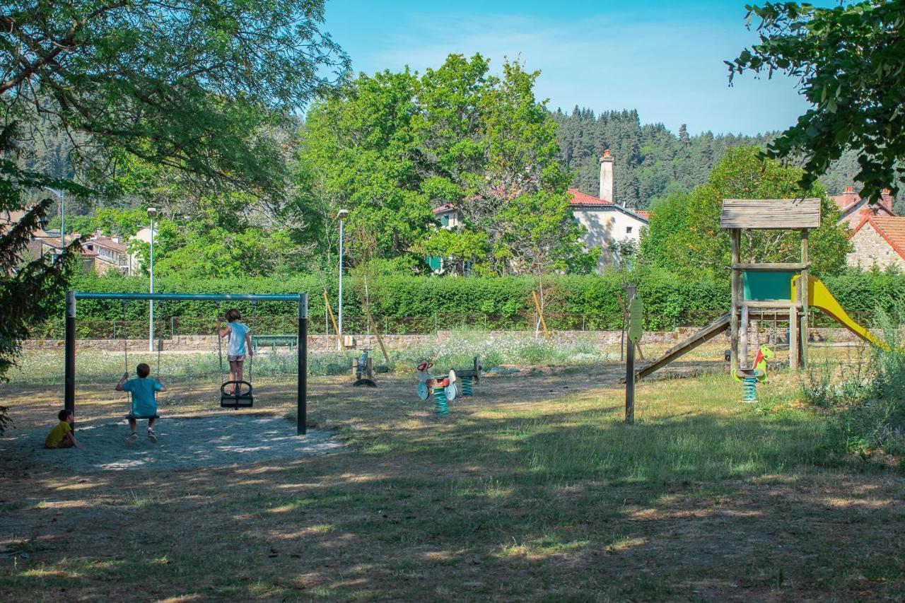 Villages De Gites Le Pigeonnier Le Malzieu-Ville Екстериор снимка