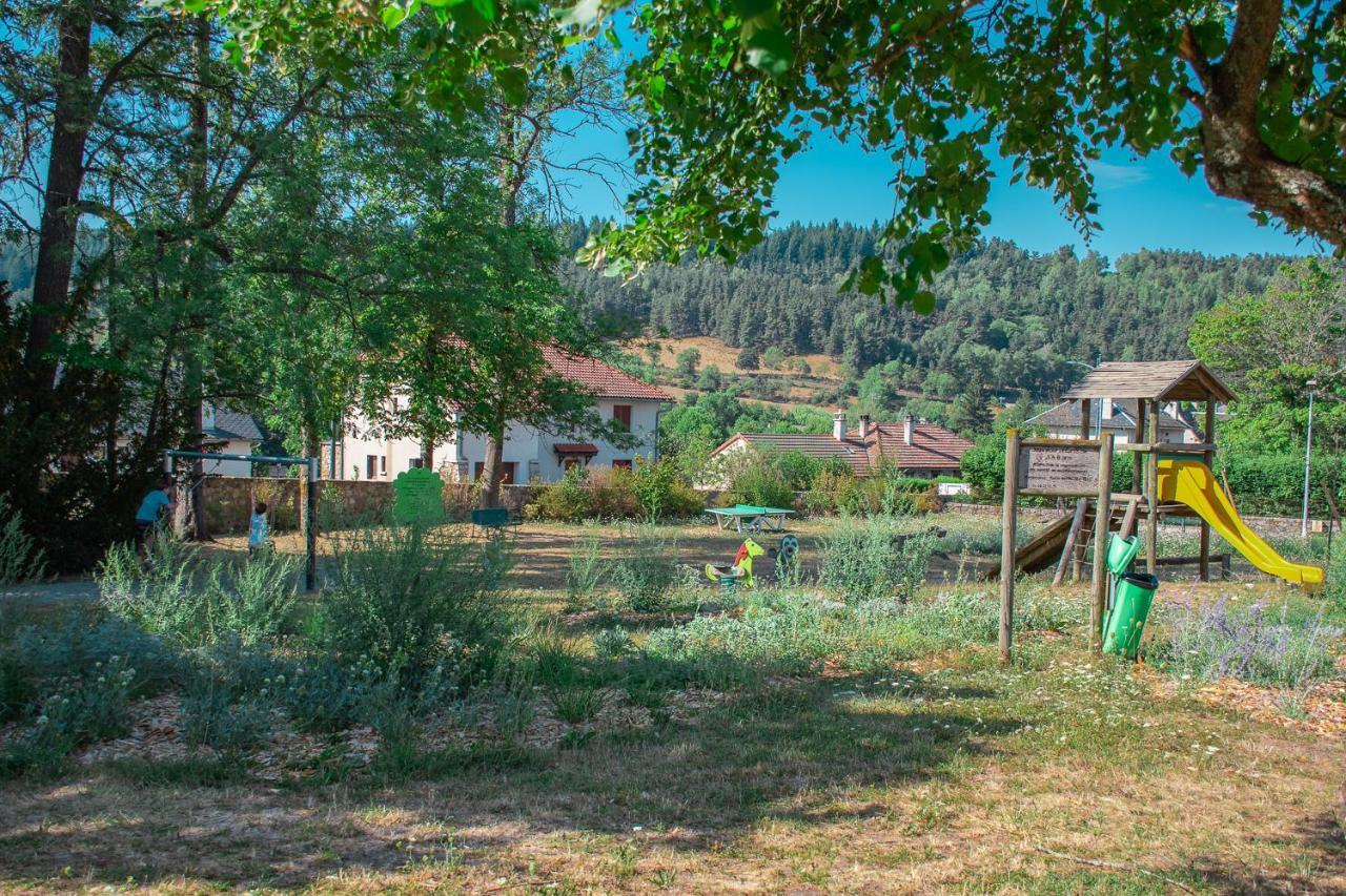 Villages De Gites Le Pigeonnier Le Malzieu-Ville Екстериор снимка